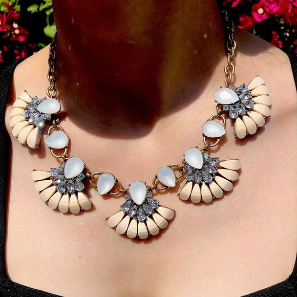 Bold flower pedal gems statement necklace - Picture 2 of 5